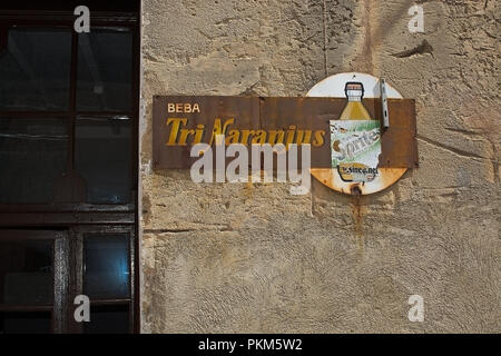 SINEU, MALLORCA, SPANIEN - 5. SEPTEMBER 2018: Retro Vintage Soda drink Anzeige auf strukturierte grungy Steinmauer am 5. September 2018 auf Mallorca, Spanien. Stockfoto