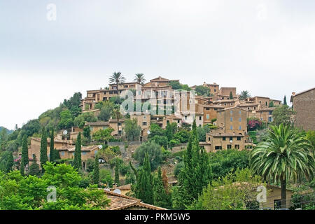 DEIA, MALLORCA, SPANIEN - September 5, 2018: Blick über Deia Dorf in den Bergen am 5. September 2018 auf Mallorca, Spanien. Stockfoto