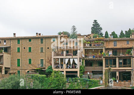 DEIA, MALLORCA, SPANIEN - September 5, 2018: Blick über Deia Dorf in den Bergen am 5. September 2018 auf Mallorca, Spanien. Stockfoto