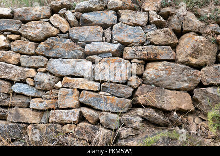 Trockenmauern in der Art in den spanischen Pyrenäen. Stockfoto