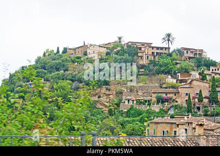 DEIA, MALLORCA, SPANIEN - September 5, 2018: Blick über Deia Dorf in den Bergen am 5. September 2018 auf Mallorca, Spanien. Stockfoto