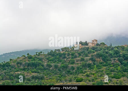 DEIA, MALLORCA, SPANIEN - September 5, 2018: Blick nach draußen Deia Dorf in den Bergen am 5. September 2018 auf Mallorca, Spanien. Stockfoto