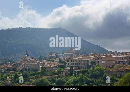 VALLDEMOSSA, MALLORCA, SPANIEN - September 5, 2018: Blick auf Valldemossa Dorf in den Bergen am 5. September 2018 auf Mallorca, Spanien. Stockfoto