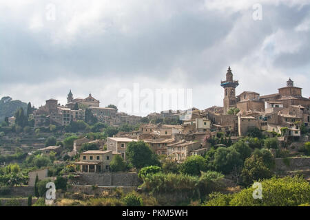 VALLDEMOSSA, MALLORCA, SPANIEN - September 5, 2018: Blick auf Valldemossa Dorf in den Bergen am 5. September 2018 auf Mallorca, Spanien. Stockfoto