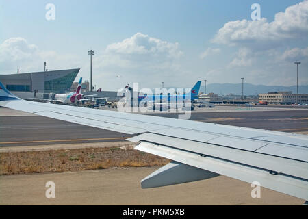 PALMA DE MALLORCA, SPANIEN - 6. SEPTEMBER 2018: Flugzeuge aus verschiedenen Unternehmen auf dem Rollfeld außentore wie ein Flugzeug auf einem sonnigen Tag an Sept. Stockfoto