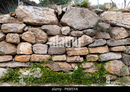 Trockenmauern in der Art in den spanischen Pyrenäen. Stockfoto