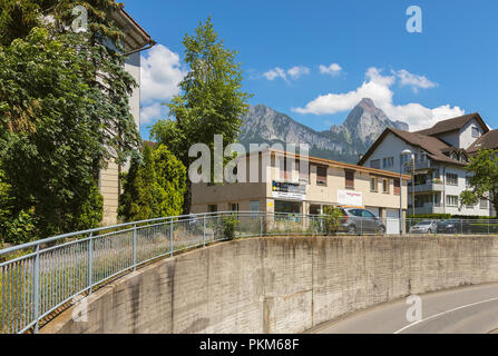 Adelboden, Schweiz - 23. Juni 2018: eine Straße in das Dorf Seewen, Kleiner Mythen und Grosser Mythen Gipfeln im Hintergrund. Seewen ist eine Villa Stockfoto