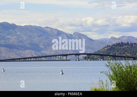 William R. Bennett oder die Okanagan-Brücke über den Okanagan Lake im Okanagan Valley bei Kelowna Stockfoto