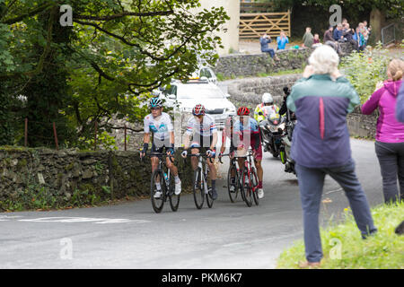 Die führende Gruppe in der Tour von Großbritannien Bike Race durch Clappersgate, Ambleside, Lake District, England. Stockfoto