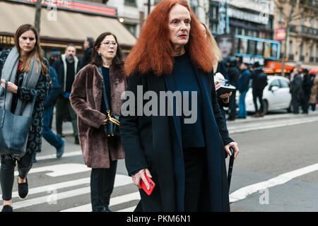 PARIS, Frankreich - 3. MÄRZ 2018: Creative Director von Vogue Grace Coddington nach ALTUZARRA Show in Paris Fashion Week FW '18.-19. Stockfoto