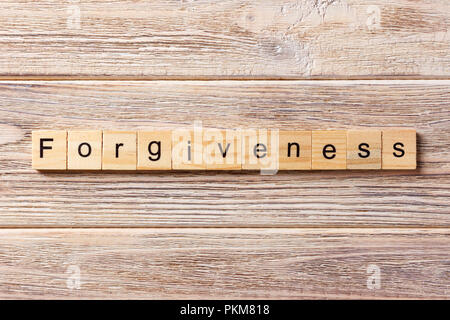 Vergebung Wort auf Holz Block geschrieben. Vergebung text auf Tisch, Konzept. Stockfoto