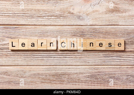 Chinesische Wort erfahren Sie auf Holz Block geschrieben. Chinesischen Text in Tabelle erfahren Sie, Konzept. Stockfoto