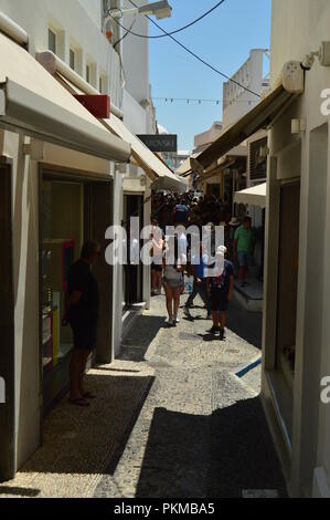 Enge Gassen voller Geschäfte in der schönen Stadt Fira auf der Insel Santorini. Architektur, Landschaften, reisen, kreuzfahrten. Juli 7, 2018. Insel Stockfoto