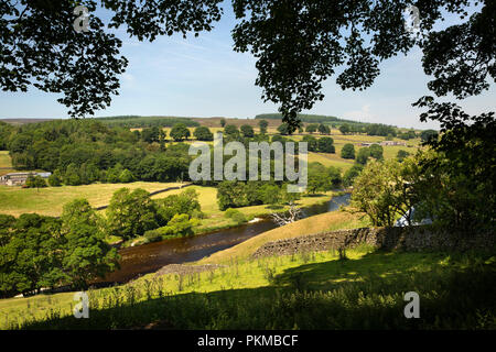 England, Yorkshire, Wharfedale, Barden Brücke, River Wharfe Tal vom Wasser Gate Farm Stockfoto