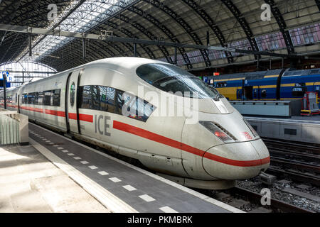 Niederlande, Amsterdam, 21. April 2017: Motor der ICE der Deutschen Bahn am Hauptbahnhof Amsterdam Stockfoto