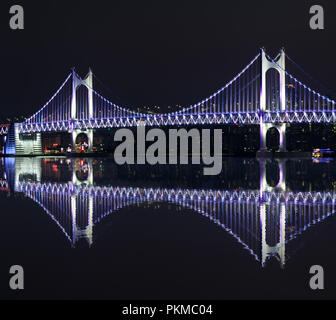 Gwangan Brücke in Busan City bei Nacht Stockfoto