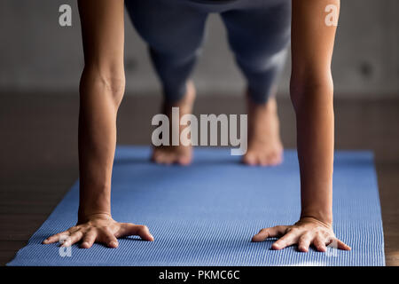 Sportliche Frau, Liegestütz, Ansicht schließen Stockfoto