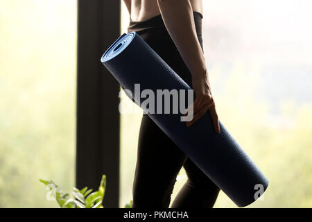 Sportliche Frau mit Yoga Matte, Nahaufnahme Stockfoto