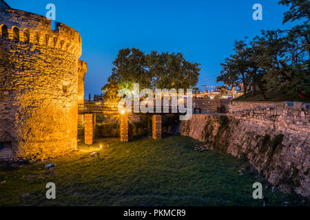 Die Festung Kalemegdan in der Nacht in Belgrad Stockfoto