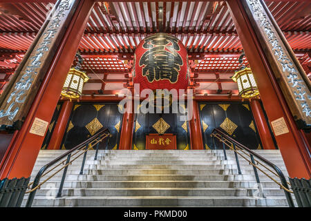 Taito Bezirk, Tokyo - 2. August 2018: Late night Weitwinkelansicht Haupthalle vor dem Eingang von Senso-ji Tempel. Saisenbako (Box) und chochin Stockfoto