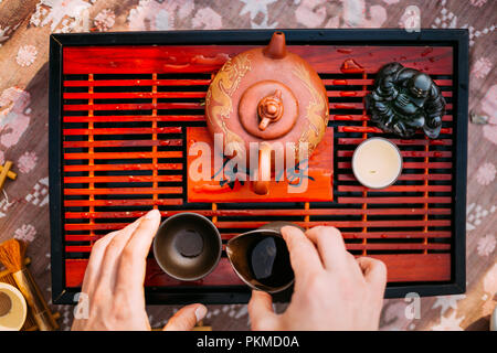 Ansicht von oben Tabelle für traditionelle Teezeremonie Utensilien, Chinesische Teekanne und Tasse Stockfoto