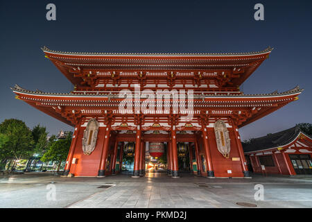 Taito Bezirk, Tokyo - 2. August 2018: Hozomon Gate bei Senso-ji Tempel in Asakusa. Bis spät in die Nacht Stadtbild. Stroh waraji Buddha Sandalen und chochin Laterne Stockfoto