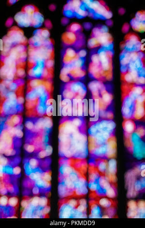 Unscharfes Bild der Glasfenster in der Kirche. Stockfoto