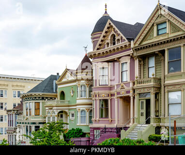 Reihe von farbenfrohen traditionellen viktorianischen Häuser in San Francisco Stockfoto