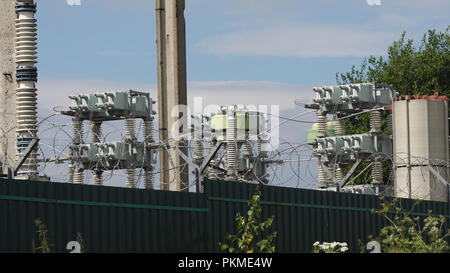 Luftaufnahme des Kraftwerks, Transformation Station, Kabel und Drähte. Elektrische Transformatoren in der Hochspannung Umspannwerk. Hohe Spannung der elektrischen Unterstation. Stockfoto