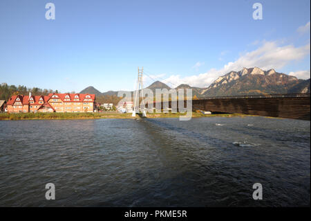 Trzy Korony Berge von Sromowce Niszne auf dem Fluss Dunajec Tal in den Pieniny im südlichen Polen. An der Grenze mit der Slowakei Stockfoto