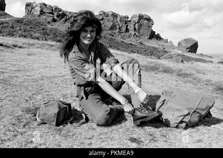 Ilkley Moor, Yorkshire, Großbritannien. 1. Oktober 1984. Bond Girl Caroline Munro in einem Schuß ab Herbst 1984 Modelle auf der Yorkshire's berühmten Ilkley Moor. Caroline gekennzeichnet in der Spion, der mich liebte, und im Kern der Erde und zahlreiche Scream Queen Filme. Stockfoto