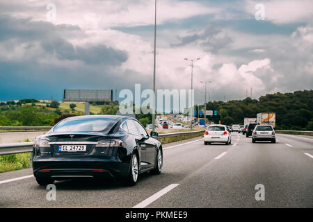 Valldoriolf, Barcelona, Spanien - 18. Mai 2018: Tesla Model S 85 Auto in Bewegung auf der Autobahn Autobahn Freeway Road. Tesla Model S All-electric 5-Tür Stockfoto