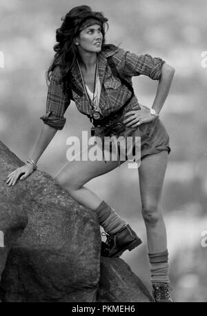 Ilkley Moor, Yorkshire, Großbritannien. 1. Oktober 1984. Bond Girl Caroline Munro in einem Schuß ab Herbst 1984 Modelle auf der Yorkshire's berühmten Ilkley Moor. Caroline gekennzeichnet in der Spion, der mich liebte, und im Kern der Erde und zahlreiche Scream Queen Filme. Stockfoto