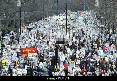 Der Krieg Protest in London, England Feb 15 2008. Gegen die drohende Invasion des Irak. Der Beginn der Demonstration auf dem Damm Stockfoto