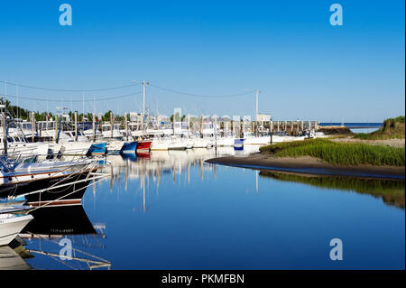 Charterschiffe angedockt in Rock Harbor, Orleans, Cape Cod, Massachusetts, USA Stockfoto