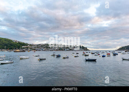 Kleine Boote in der breiten Mündung des Flusses Fowey, Cornwall, England, Großbritannien verankert, mit Polruan auf der anderen Seite. Stockfoto