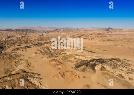 Luftaufnahme, Übergang der Steinwüste in den Sand der Namib Wüste, Erongo Region, Namibia Stockfoto