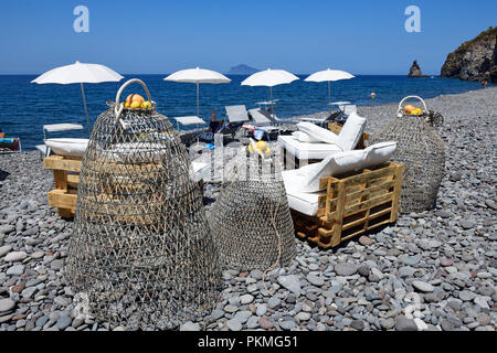 Strand cafe in Canneto, Lipari, Lipari und die äolischen Inseln, Sizilien, Italien Stockfoto