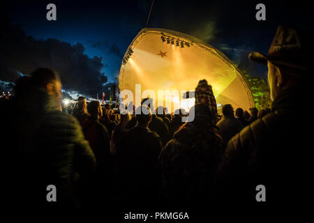 Das Publikum genießt die Darsteller auf den großen Tribut Music Festival, Wales das größte Ereignis zu würdigen Handlungen gewidmet, August Bank Holiday Wochenende, Aberystwyth Wales UK Sommer 2018 Stockfoto