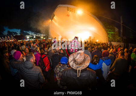 Das Publikum genießt die Darsteller auf den großen Tribut Music Festival, Wales das größte Ereignis zu würdigen Handlungen gewidmet, August Bank Holiday Wochenende, Aberystwyth Wales UK Sommer 2018 Stockfoto