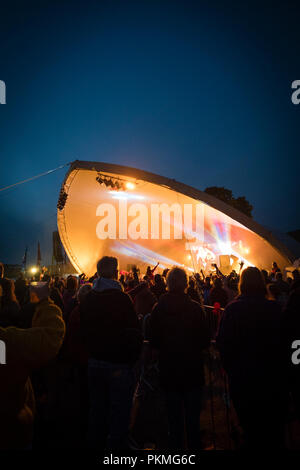 Das Publikum genießt die Darsteller auf den großen Tribut Music Festival, Wales das größte Ereignis zu würdigen Handlungen gewidmet, August Bank Holiday Wochenende, Aberystwyth Wales UK Sommer 2018 Stockfoto