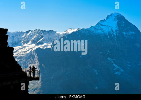 Touristen auf die Erste Klippe Spaziergang durch Tissot vor der Eiger Nordwand, Grindelwald, Schweiz Stockfoto