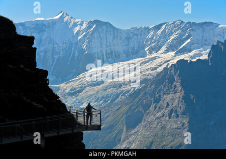 Touristen auf die Erste Klippe Spaziergang durch Tissot vor der Fiescherhorn north face und die Gletscher, Grindelwald Stockfoto