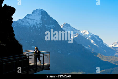 Touristen auf die Erste Klippe Spaziergang durch Tissot vor der Eiger Nordwand, Grindelwald, Schweiz Stockfoto
