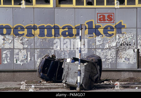 15. März 1993 während der Belagerung von Sarajevo: das Wrack eines kleinen Auto auf Sniper Alley. Stockfoto