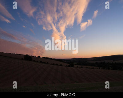 Eine Spätsommer Abend Spaziergang oben Brixton Deverill in Wiltshire, mit spektakulärem Himmel Stockfoto