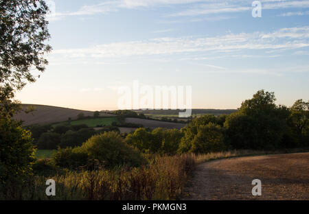 Eine Spätsommer Abend Spaziergang oben Brixton Deverill in Wiltshire, mit spektakulärem Himmel Stockfoto