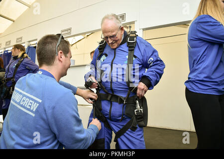 D-Day Veteran Las Harry, 94, ist in seiner Fallschirmspringen Kabelbaum an Old Sarum Flugplatz, Salisbury, Wiltshire, wo er ist, die an seiner ersten Hohe skydive, seit er in der Normandie am 6. Juni 1944 mit dem Fallschirm geholfen. Stockfoto