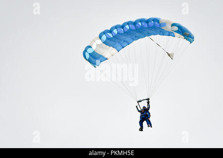 D-Day Veteran Las Harry, 94, steigt unter seinem Fallschirm zu Chief Instructor Ryan Mancey an Old Sarum Flugplatz, Salisbury, Wiltshire, wo er ist, die an seiner ersten Hohe skydive, seit er in der Normandie am 6. Juni 1944 mit dem Fallschirm verbunden. Stockfoto