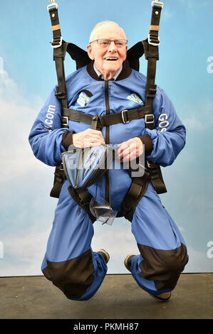 D-Day Veteran Las Harry, 94, Praxis ein skydive Position an Old Sarum Flugplatz, Salisbury, Wiltshire, wo er ist, die an seiner ersten Hohe skydive, seit er in der Normandie am 6. Juni 1944 mit dem Fallschirm. Stockfoto